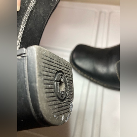 Tsonga Elegant Black Leather Heeled Boots with Decorative Stitching - Picture 9 of 14